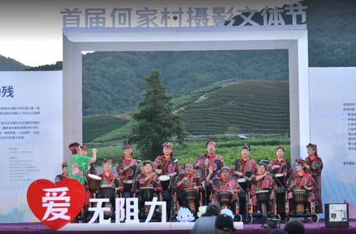 一場攝影展的布展能有多“野”？霞光里的何家村等你賞圖賞風(fēng)景